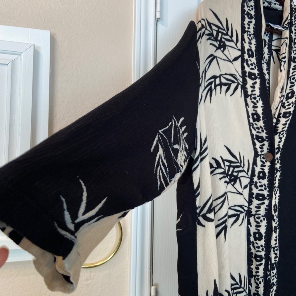 ULLA POPKEN Kimono Black Cream Long Sleeves Singular Button Front